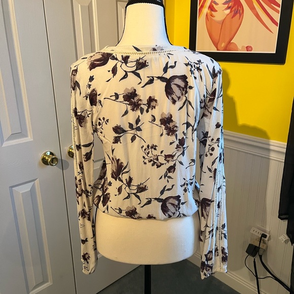 Kendall and Kylie Medium Off White and Purple Floral Long Sleeve Blouse Flowy - Picture 3 of 4